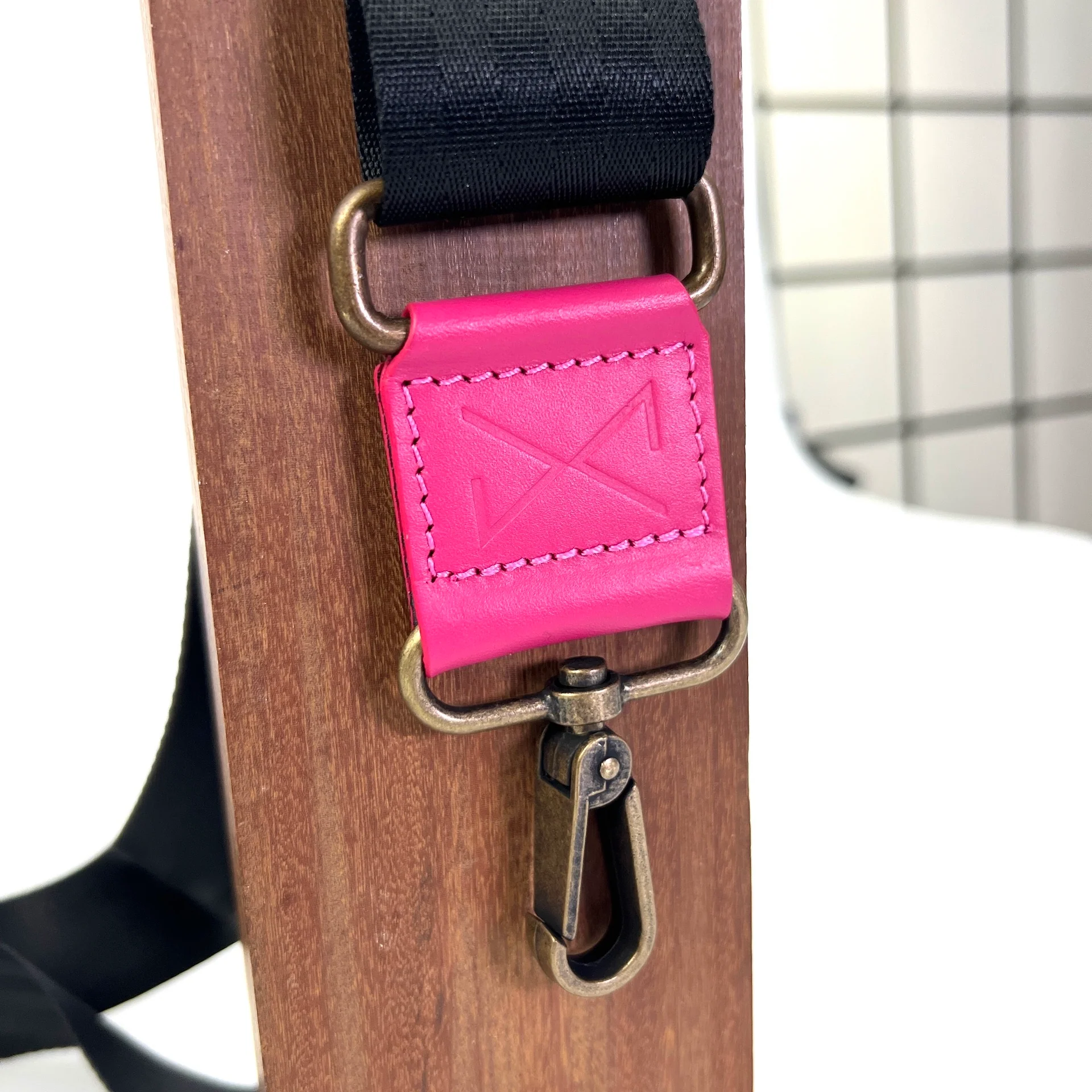 Bandolera regulable lujada magenta - Image 3