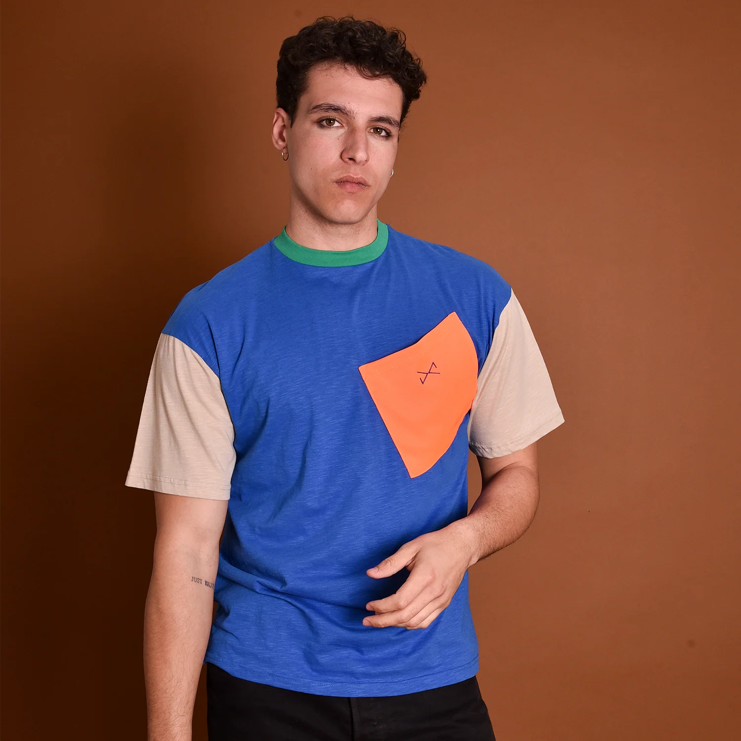 CAMISETA AZUL MANGAS BEIGE - Image 3